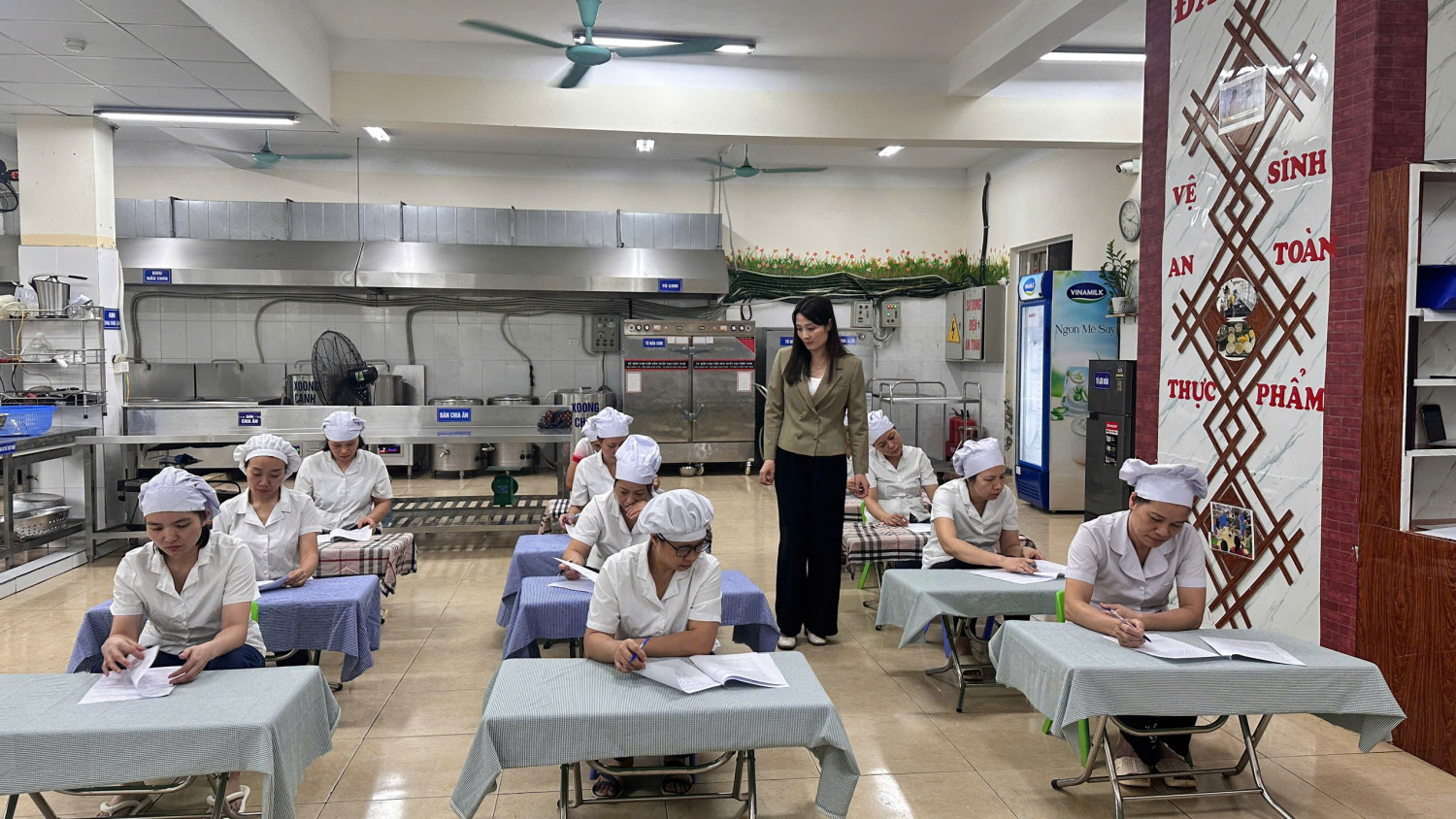 TRƯỜNG MN NGÔ THÌ NHẬM TỔ CHỨC THÀNH CÔNG HỘI THI NHÂN VIÊN NUÔI DƯỠNG GIỎI CÂP TRƯỜNG NĂM HỌC 2025-2026