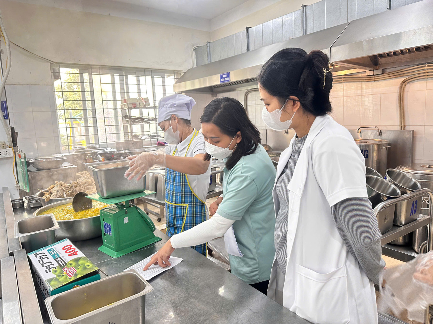 TRƯỜNG MẦM NON NGÔ THÌ NHẬM THỰC HIỆN CÔNG TÁC TỰ GIÁM SÁT TỔ CHỨC BỮA ĂN BÁN TRÚ CHO HỌC SINH